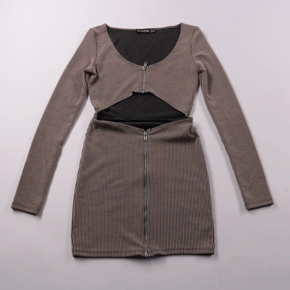 платье PrettyLittleThing